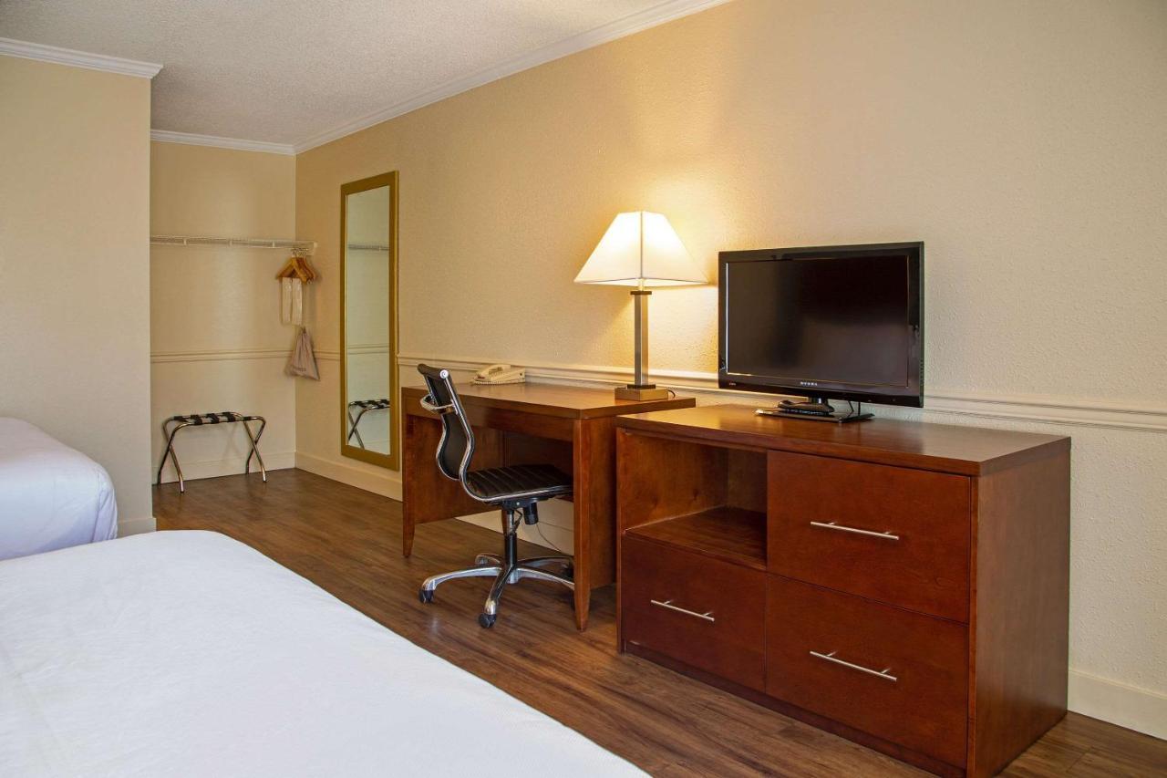 Econo Lodge Inn & Suites Kelowna Exteriér fotografie