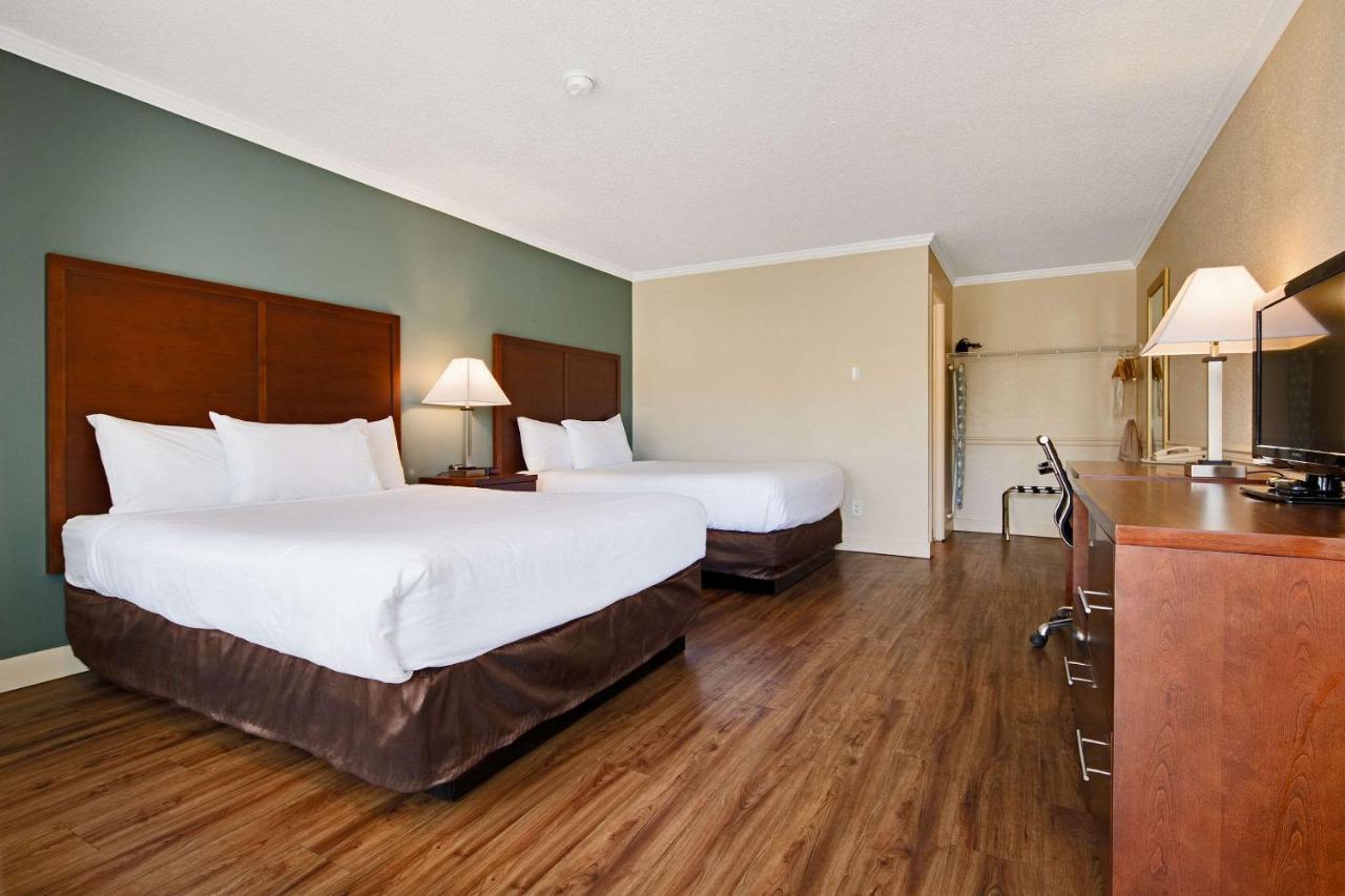 Econo Lodge Inn & Suites Kelowna Exteriér fotografie
