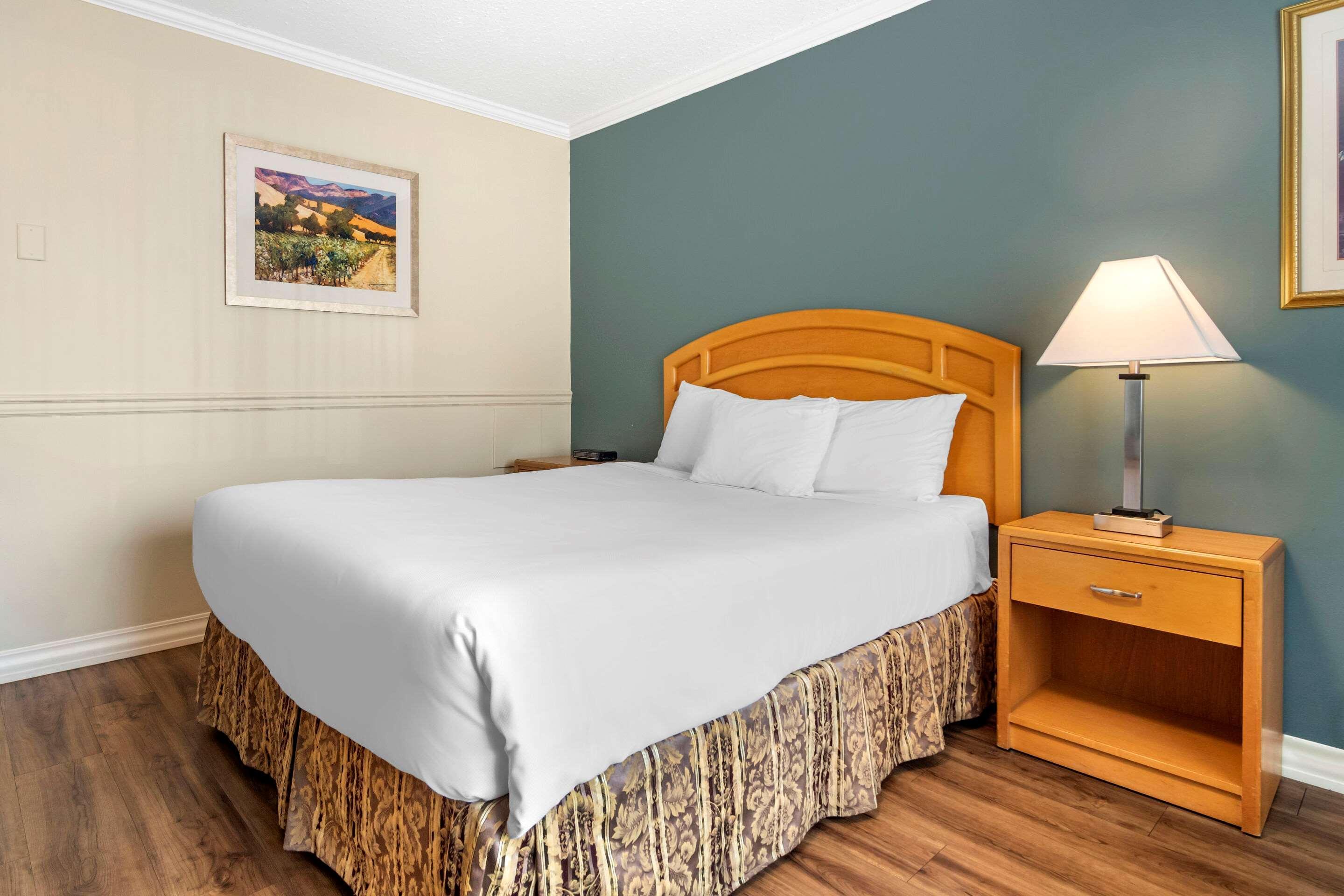Econo Lodge Inn & Suites Kelowna Exteriér fotografie