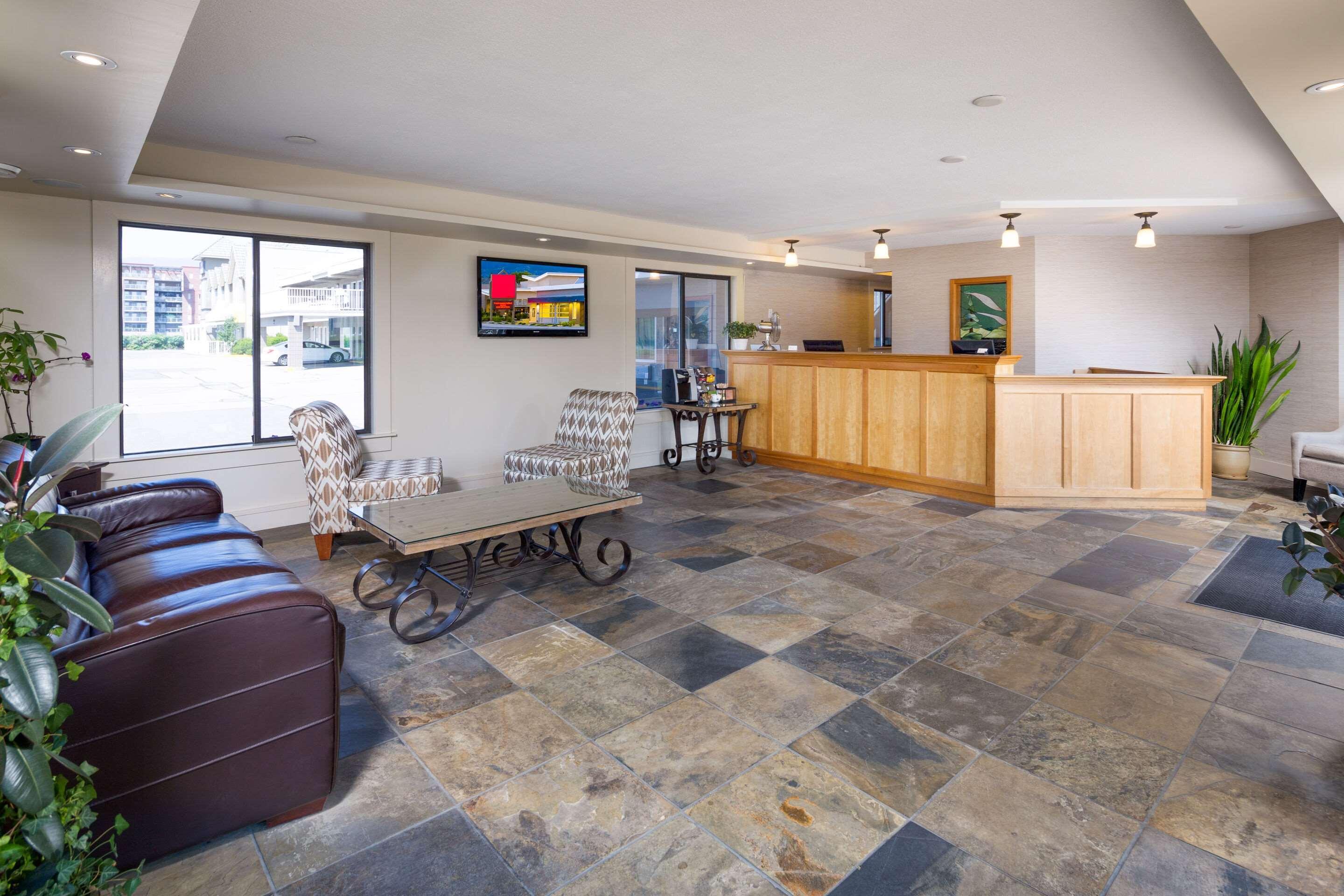 Econo Lodge Inn & Suites Kelowna Exteriér fotografie