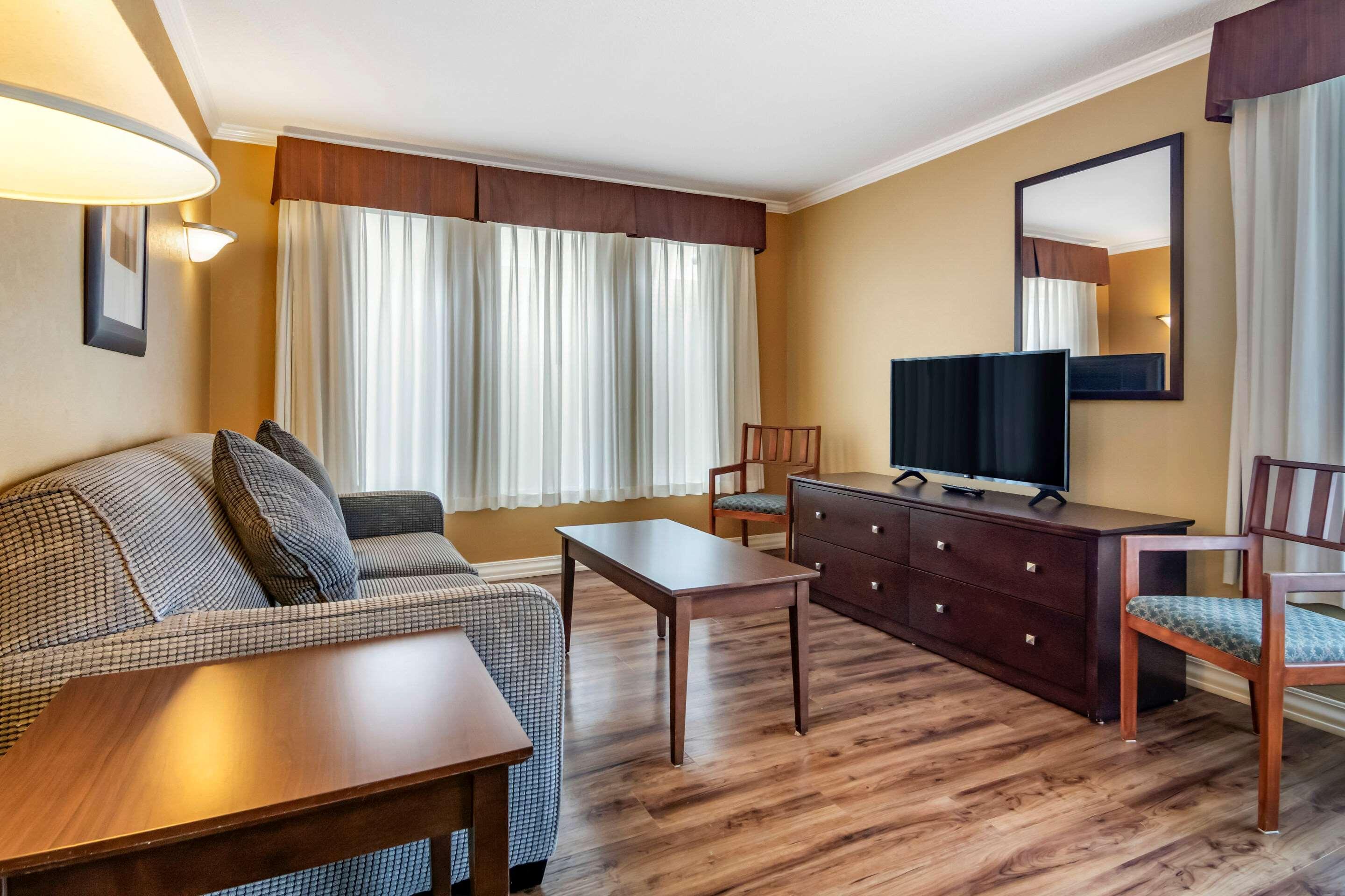 Econo Lodge Inn & Suites Kelowna Exteriér fotografie