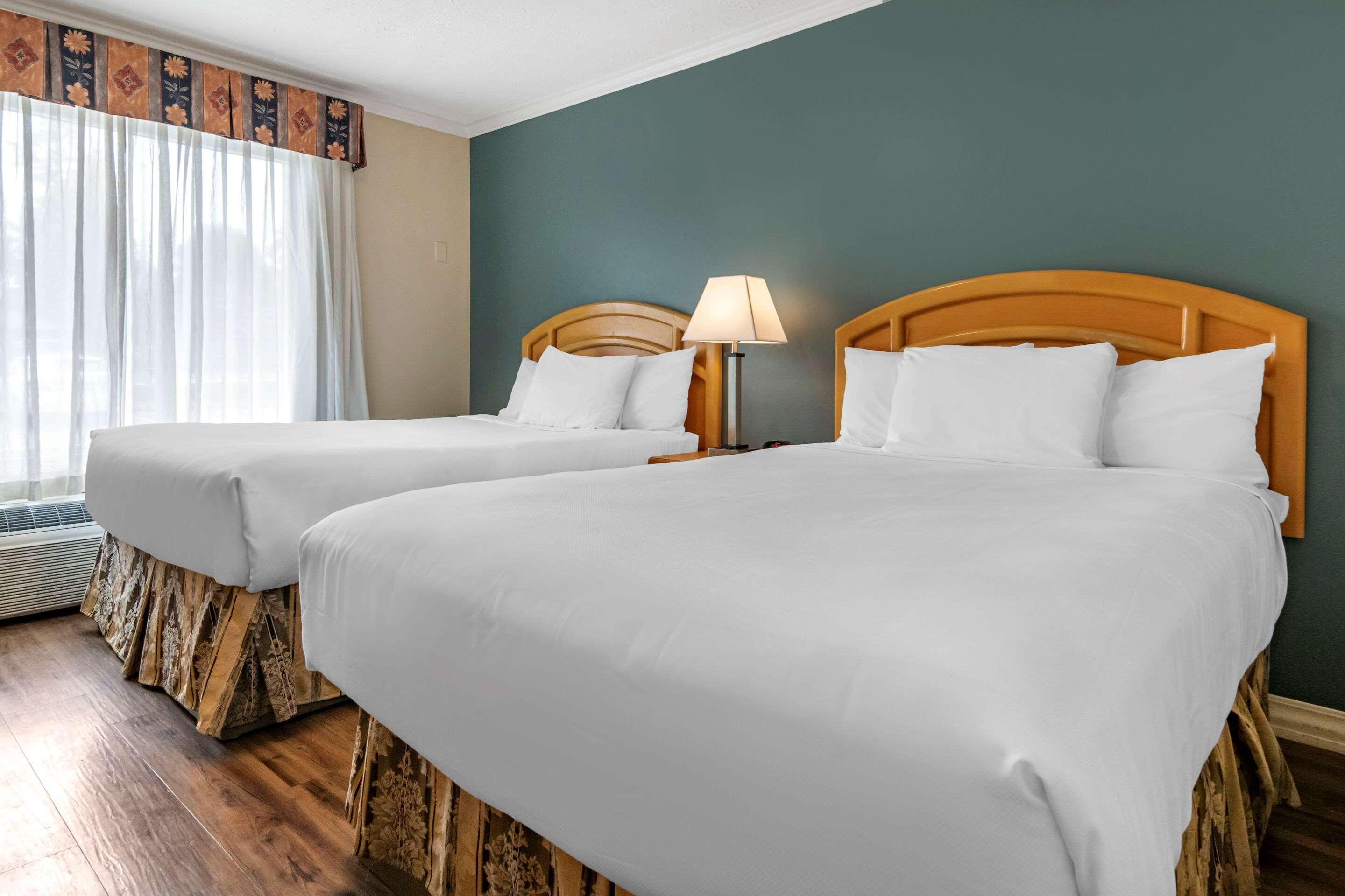Econo Lodge Inn & Suites Kelowna Exteriér fotografie