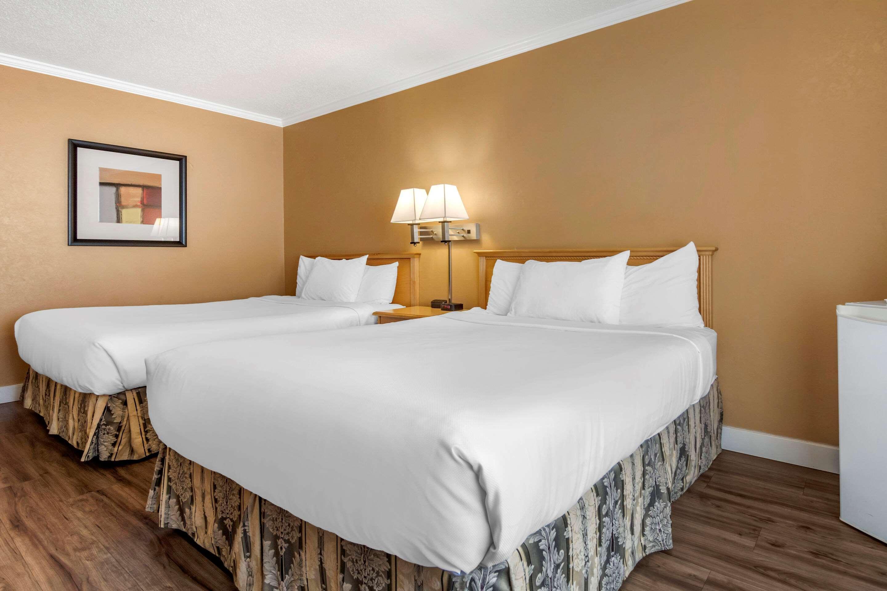 Econo Lodge Inn & Suites Kelowna Exteriér fotografie