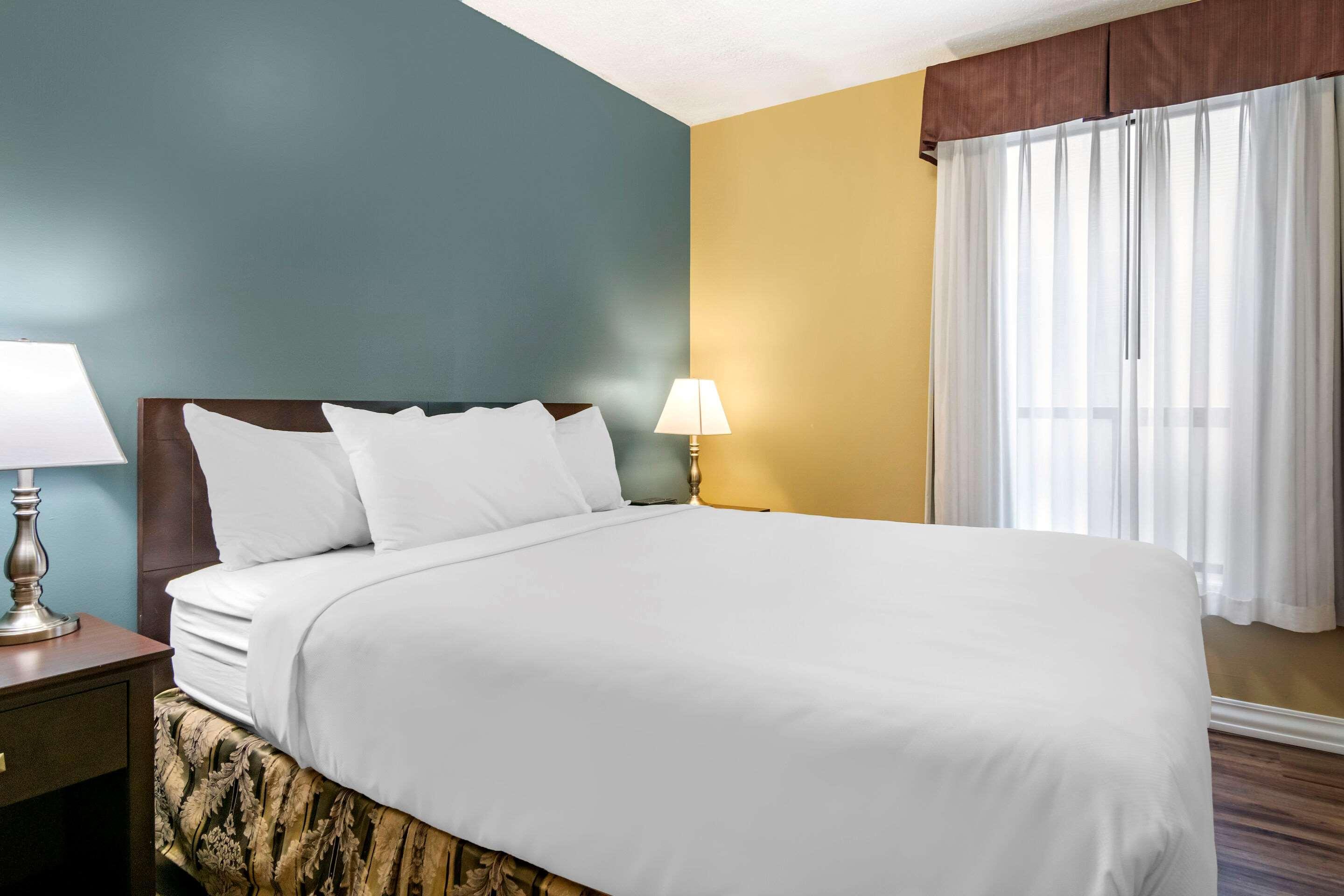 Econo Lodge Inn & Suites Kelowna Exteriér fotografie