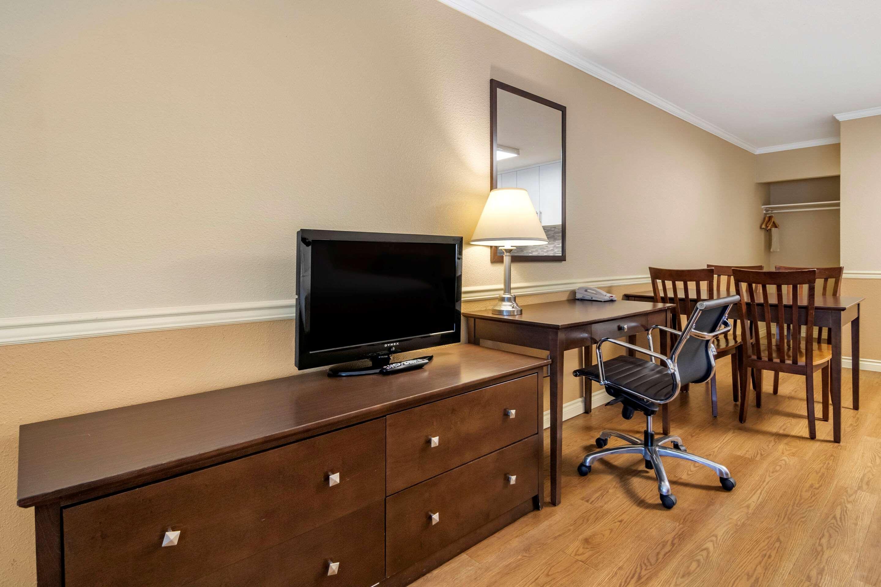 Econo Lodge Inn & Suites Kelowna Exteriér fotografie
