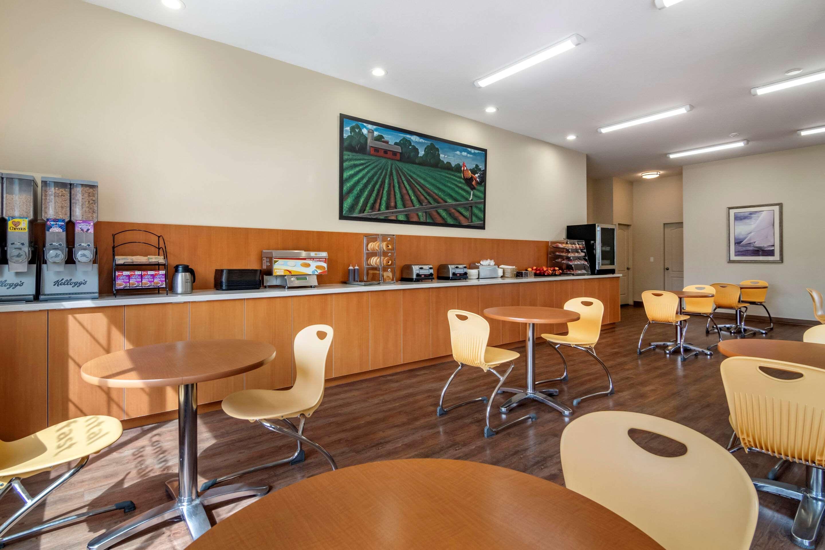 Econo Lodge Inn & Suites Kelowna Exteriér fotografie