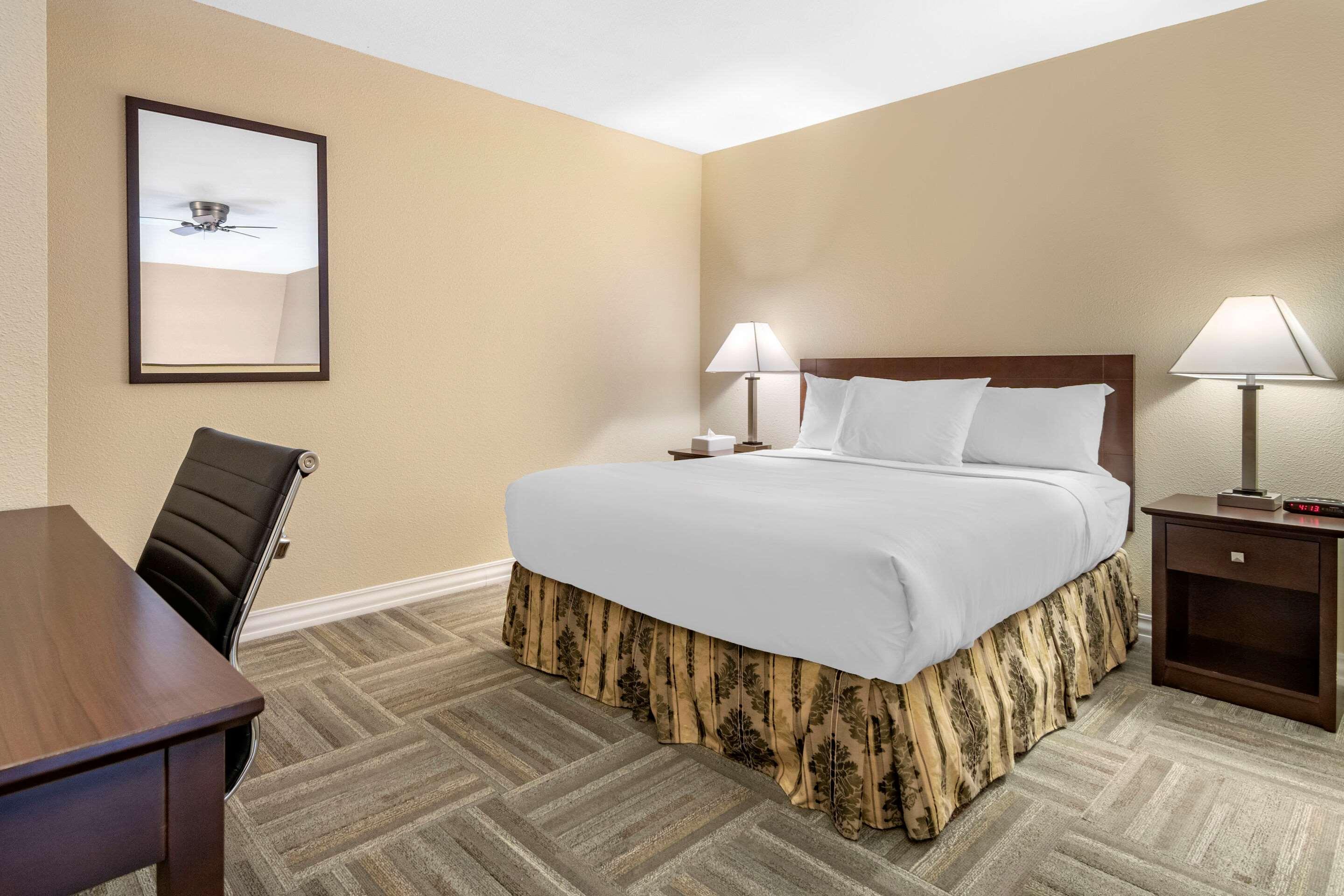 Econo Lodge Inn & Suites Kelowna Exteriér fotografie