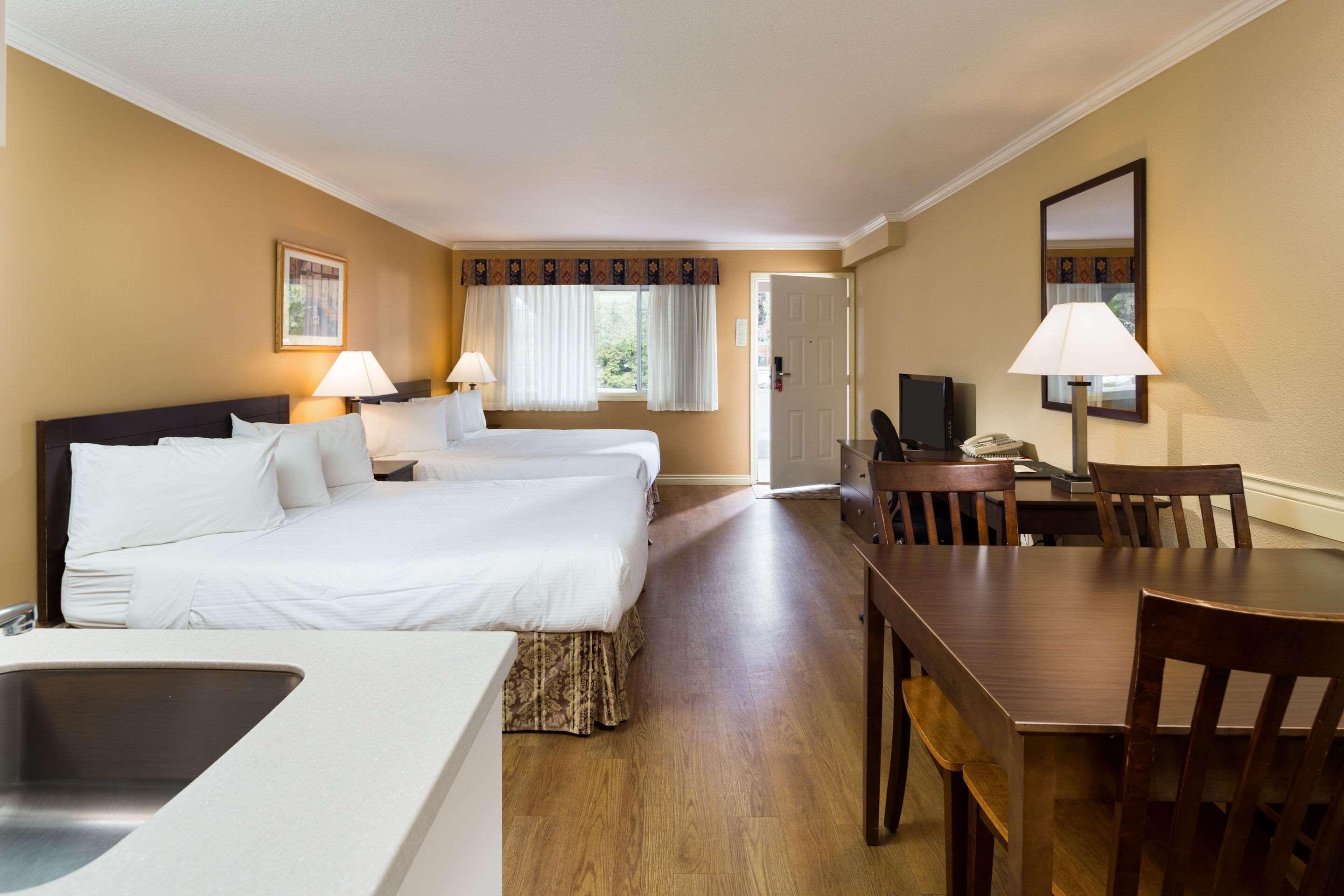 Econo Lodge Inn & Suites Kelowna Exteriér fotografie