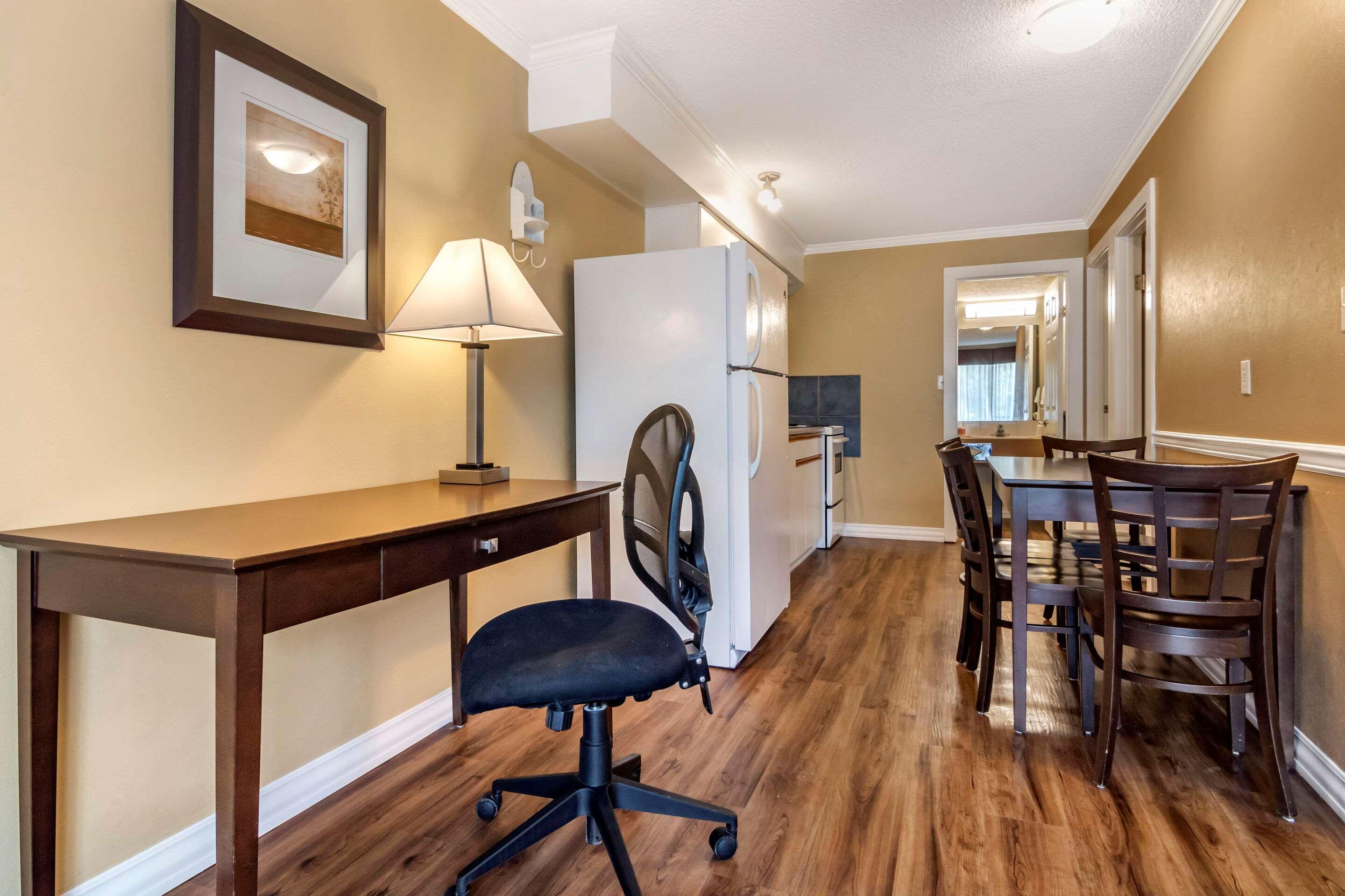 Econo Lodge Inn & Suites Kelowna Exteriér fotografie