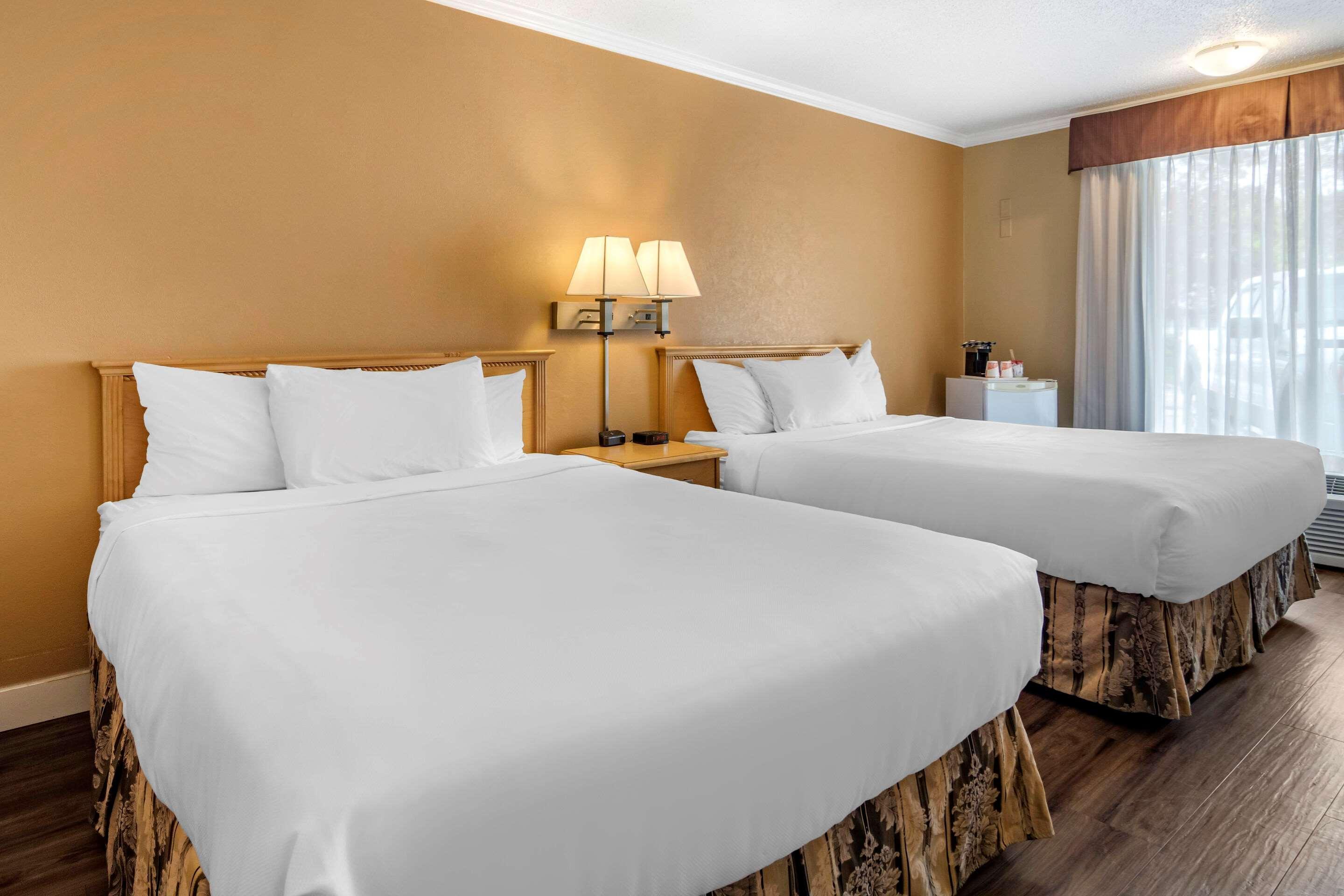 Econo Lodge Inn & Suites Kelowna Exteriér fotografie